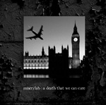 Harmaasävyinen valokuva Miserylabin albumista "A Death That We Can Cure". Kuvassa keskellä valokuva jumbojetistä, joka liihottelee kohti Big Beniä. Kuvan laitoina tummaa rapakiveä ja sen alla valokuvan alapuolella valkoisella värillä lukee sekä Mi