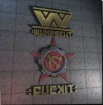 Wumpscutin albumin "Fuckit" etukannessa kiviseinä, johon sijoitettu yläosaan yhtyeen logo keltaisin metallista muovatuin kirjaimin. Kuvan keskellä käänteinen kommaritähti ja sirppi sekä vasara. Alaosassa lukee albumin nimi keltaisin kirjaimin, jotk