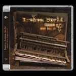 Yendrin albumin "Broken World" etukannessa valokuva tuhoutuneesta pianosta, joka osittain kaatunut jaloiltaan lattialle ja jonka koskettimet hajalla. Kuvan taustalla musta väri kehystämässä levyn kansikuvaa ja koko CD-koteloa.