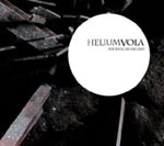 Helium Volan albumin "Für Euch, Die Ihr Liebt" etukannessa metallipalkkien seassa vitivalkoinen ympyrä, jonka oikeassa yläosassa lukee yhtyeen nimi ja sen alla pienemmällä fontin koolla albumin nimi. Teksti kirjoitettu tummanharmaalla.