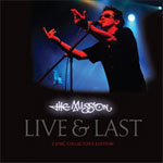 The Missionin livealbumin "Live & Last" etukannessa valokuva mikrofoniin laulavasta Wayne Husseysta, jolal mustat aurinkolasit silmien edessä ja lyhyt tumma tukka. Kuvan alaosassa bändin logo valkoisella, jonka alla harmaalla kiekon nimi.