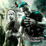 Proyecto Crisiksen albumin "Made in Chile" etukannessa tietokoneella piirretyt kaksi ihmistä, joista oikean laidan mies irvistelee ja vasemman klaidan nainen katselee tyynesti eteensä. Kuva on pääosin harmaasävyinen, mutta siinä myös neonsinistä v