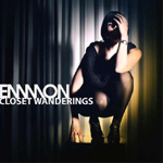 Emmonin albumista "Closet Wanderings" kansikuva. Kuvassa valokuva kyyristelevästä naisesta, joka spottivalon edessä laineilevien verhojen edustalla. Kuvan vasemmassa laidassa valkoisella värillä sekä yhtyeen että albumin nimi.