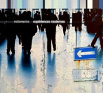 Millimetric-yhtyeen debyyttialbumin "Expériences Modernes" etukannessa valokuva ihmislaumasta, joka kävelee anonyymisti heijastavapintaisella alsutalla lasiseinien edustalla. Kuvan oikeassa laidassa sininen liikennemerkki, jossa nuoli vasemmalle.