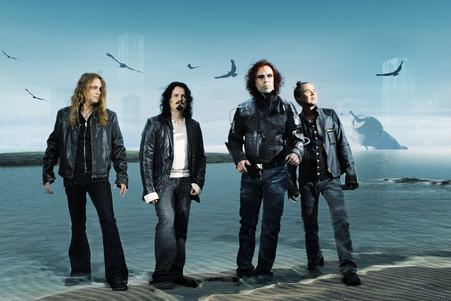 Meren rannalla seisoo neljä mustiin pukeutunutta miestä, joiden yllä taaempana lentää lokkeja ja muita lintuja. Kuvan tausta sinertävä ja lavastetunomainen. Yhtyeen jäsenistä osalla pitkät hiukset, keskimmäisellä punainen letti.