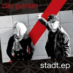 Die Perlenin EP:n "Stadt" etukannessa harmaasävyinen valokuva naisesta ja miehestä, jotka seisovat vieretysten harmaata kiviseinää vasten. Ylä- ja alaosassa mustat vinot raidat ja kuvaa halkoo verenpunainen palkki, joka vino. Kuvan vasemmassa yläkul