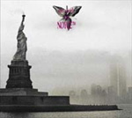 Noyce™:n albumissa "Un:Welt" valokuva Vapaudenpatsaasta harmaassa ympäristössä sumuisen siluetin edustalla. Kuvan yläosassa perhosta muistuttava olento, jonka siipien alla lukee tekstiä vaaleanpunaisella värillä.