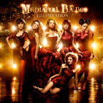 Mediæval Bæbesin albumin "Illumination" kuvassa lauma punaisiin mekkoihin pukeutuneita naisia seisomassa hohtavia kellertäviä spottivaloja vasten. Yläosassa kuvaa hohtaa liekehtivin kirjaimin bändin nimi ja sen alla pienemmällä albuminkin nimi.