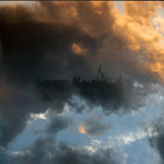 Tapagen albumin "Fallen Clouds" etukannessa valokuva pilvisestä taivaasta, jonka yläosa on täynnä kullankeltaisia pilviä ja alaosassa sinisiä pilviä. Kuvan keskellä jonkinlainen tumma häkkyrä.