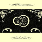 Moonrisen albumin "Blackest Blue" etukannessa näkyy musta palkki kuvan keskellä ja ylä- sekä alaosassa vaaleankeltaiset palkit, joissa kaunokirjoitusta mustalla värillä.