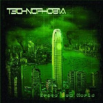 "Grave New World" -albumin etukannessa vasemmalla Technophobian logo. Oikeassa alakulmassa lukee albumin nimi. Kuvan keskellä vihreäsävyinen valokuva suurista pilvenpiirtäjistä pilvistä taivasta vasten. Kuvan reunat mustia.