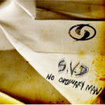 S.V.D:n EP:n "No Ordinary Man" etukannessa näkyy valkoinen rätti, jonka kulmaan töherretty mustalla värillä yhtyeen nimi ja sen alle levyn nimi. Kuvan laidat palaneet kellertäviksi.