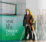 Vive La Feten albumin "Disque d'Or" kansikuvassa näkyy piirrettynä hahmona mies, jolla pitkät hiukset ja osittain läpinäkyvä musta paita, sekä mustat lateksihousut. Miehen vasemmalla puolen vihertävä seinä, jossa lukee tummanharmaalla yhtyeen ni