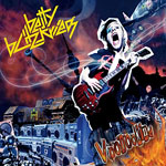 Kansikuva Betty Blitzkriegin albumista "Voodookind". Kuvassa värikkäitä yksityiskohtia, kuten taivasta, liekkejä, rakennuksia, kitaraa soittava suutaan aukova ihminen ja bändin kellertävä logo, sekä punertava albumin logo kuvan oikeaan alakulmaan