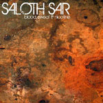 Saloth Sarin albumin "Blood, Sweat & Nicotine" kansitaiteessa vasemmassa yläkulmassa yhtyeen logo ja sen alla albumin nimi valkoisella värillä. Kuvan tausta on ruosteinen levy tai palikka, joka on väritykseltään oranssi ja osittain ruskea.