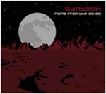 Syntechin albumin "Rising from the Ashes" etukannessa kuva punaisesta maaperästä, jonka horisontissa suuri harmaa planeetta muistuttava pallo mustaa taustaa vasten. Kuvan oikeassa yläkulmassa Syntechin logo tummanpunaisella värillä ja sen alla albumi
