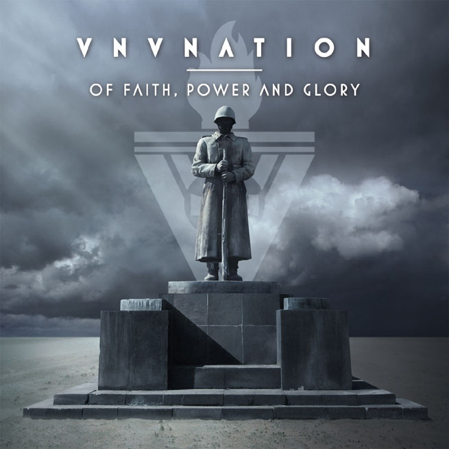 VNV Nation -yhtyeen tulevan albumin &quot;Of Faith, Power and Glory&quot; etukannessa näkyy suuri harmaa kivipatsas pilvistä taivasta vasten. Patsas sijaitsee keskellä aavikkoa, jossa on vain valkoista hiekkaa silmien kantamattomiin asti.