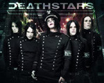 Viisi mustiin pukeutunutta miestä, joista keskimmäisellä on koppalakki, seisoo rivissä pukeutuneina samanlaisiin takkeihin. Miehistön jäsenillä kalpeat kasvot ja pikimustat hiukset. Deathstarsin logo kuvan taka-alalla yläosassa.
