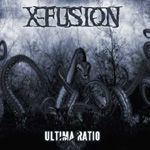 X-Fusionin albumin "Ultima Ratio" kannessa näkyy sinertäviä lonkeroita, joita on maasta kohti taivasta. Kuvan yläosassa tikkukirjaimin tummansinisellä värillä X-Fusionin nimi. Kuvan alaosassa valkoisella värillä keskitettynä horisontaalisesti al