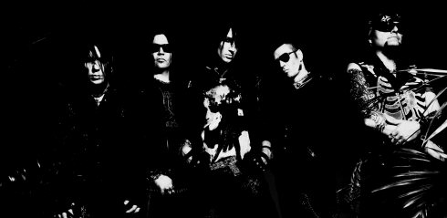 The 69 Eyes -bändin mustalkoinen promokuva, jossa bändin jäsenet poseeraavat mustaa taustaa vasten.