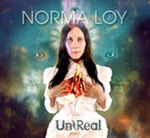 Norma Loyn albumin "Un/Real" etukannesa mustahiuksinen nainen tai mies pukeutunut valkoiseen häämekkoon. Naisella tai miehellä mustat pitkät hiukset, jotka ylettyvät hänen olkapäilleen. Nainen tai mies avaa pukunsa niin, että sen sisältä paljast