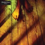 Elizabeth Fraserin singlelevyn "Moses" etukannessa valokuva puulattiasta, jossa kaksi ihmisen jalkaa ilman sukkia. Lattialla lankeaa valoa ja varjoja. Kuvan vasemmassa yläkulmassa tummanharmaan palkin sisällä pientä pränttiä vaaleanharmaalla värill