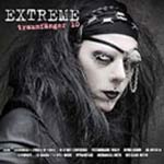 Goottikokoelman "Extreme Traumfänger Vol. 10" etukannessa mustahiuksinen goottimies, jolla toisen silmän päällä jonkinlainen koristeellinen goottihenkinen silmälappu. Miehellä valkoiset piilolinssit. Kuvan vasemmassa yläkulmassa lukee kokoelman ni