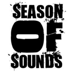 Season Of Soundsin logo mustalla valkoista taustaa vasten. Logossa yksi sana riviä kohti ja keskimmäiselle riville sijoitetun of-sanan fontin koko puolet suurempi kuin muiden kahden. Fontti on röpelöinen ja pelkistetty.
