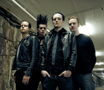 Cheshire Cat -bändin promokuva. Neljä miestä, joista yhdellä pitkät mustat hiukset pystyssä, seisovat tunnelissa.