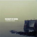 The Beauty Of Geminan albumin "At The End Of The Sea" etukannessa näkyy autio ja aavemainen meren ranta, joka jatkuu kaukaisuuksiin asti. Sen vasemmassa laidassa valkoisella värillä lukee sekä yhtyeen että albumin nimi. Kuvan oikeassa laidassa kivikk