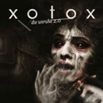 Xotox-yhtyeen albumin "Die Unruhe 2.0" etukannessa näkyy hirviömäinen mustahiuksinen tyttö tai nainen, jolla mustat silmät kuin petoeläimellä ja naamakin kuin savua vuotava kalpea läjä jotain muovailuvahaa. Kuvan yläosassa valkoisin kirjaimin lu