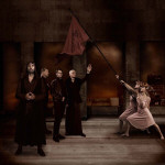 Laibach-bändin jäsenet kuvamanipuloidussa potretissa. Bändin jäsenten kuvassa kaksi vaalea-asuista naista, jotka kannattelevat punaista lippua kohti Laibachin jäseniä.