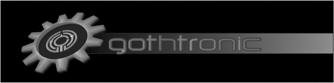 Gothtronic-logo mustaa pohjaväriä vasten harmaasävyisenä kuvana. Logon vasemmassa laidassa näkyy kellorattaiston osaa muistuttava pyöreä symboli, jonka oikealla puolella vaaleanharmaata taustapalkkia vasten kirjoitettuna sana Gothtronic.