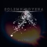 Solemn Novenan albumin "Kiss the Girls" etukannessa näkyy mustaa merta ja sen seassa hohtavaa hyytelömäistä meduusaa. Kuvan yläosassa lukee bändin nimi osittain läpinäkyvin kirjaimin ja versaalilla.