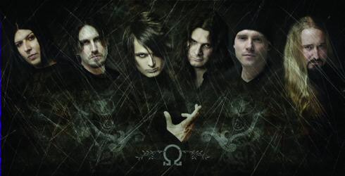 Lacrimas Profundere -bändin jäsenet seisovat mustissa asuissa ja mustaa taustaa vasten. Kuvaa on manipuloitu, siihen on lisätty hämähäkinseittejä.