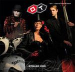 Oberer Totpunktin "Stiller Zoo" -albumin etukannessa näkyy mustiin pukeutuneita muusikoita, joista keskimmäinen on silinterihattuinen nainen. Kuvan oikeassa laidassa oleva mies soittaa kontrabassoa, vasemman laidan mies rumpuja.