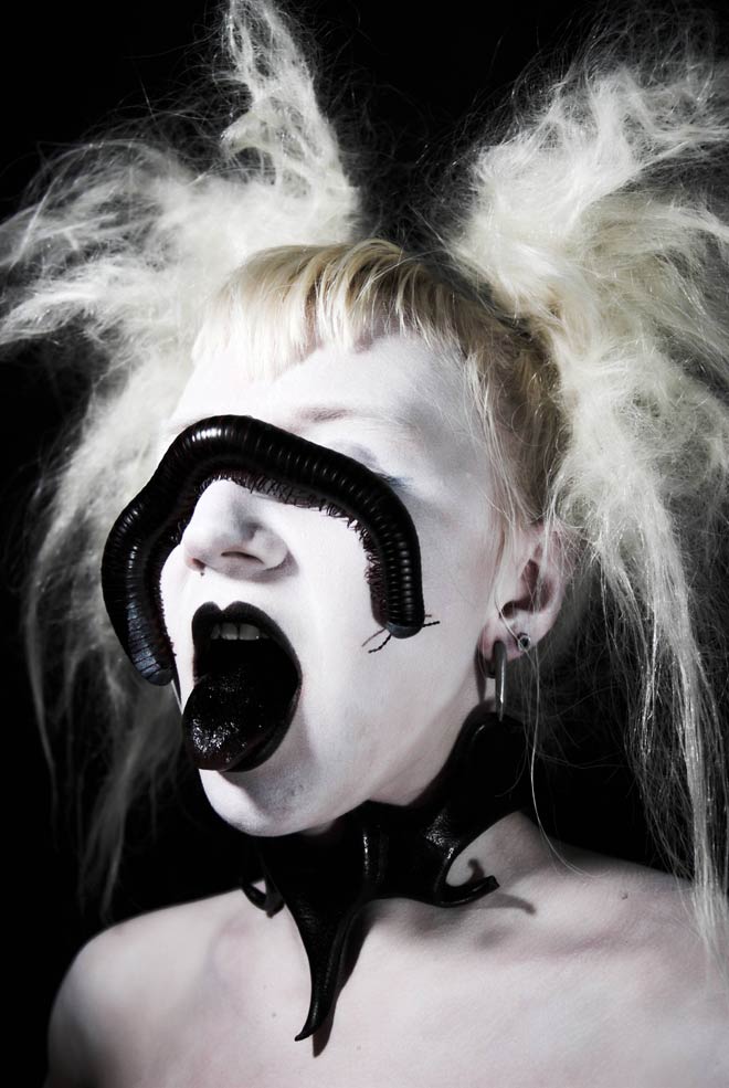 Kuvassa Prometheus Burning -bändin naislaulaja.