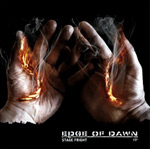 Edge of Dawnin "Stage Fright" -EP:n etukansi. Kuvassa valokuva kahdesta ihmisen kädestä, jotka hohtavat punaisina ja savuavat sekä halkeilevat. Oikeassa alakulmassa lukee valkoisella yhtyeen ja levyn nimi.