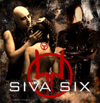 Kuvassa Siva Six -yhtyeen jäsenet, joista kaksi on miehiä ja keskimmäinen selin seisova on nainen, jonka hiukset palmikoilla tai letitettyinä. Kuvan alaosassa näkyy punavalkoisella värillä Siva Sixin logo.