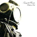 Ylivalottunut valokuva kaasunamarista, jossa lasimaiset linssit silmäaukoiksi. Kuvan oikea laita on valkoiseksi puhkipalanut. Sen päällä lukee kaunokirjoituksella Tapage & Meander ja "Etched in Salt".