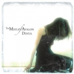 The Mist of Avalonin "Dinya"-albumin etukannessa utuinen valokuva mustaan leninkiin pukeutuneesta mustahiuksisesta naisesta, joka kyyristyneenä maahan. Naisen vasemmalla puolella lukee mustalla värillä yhtyeen ja albumin nimi.