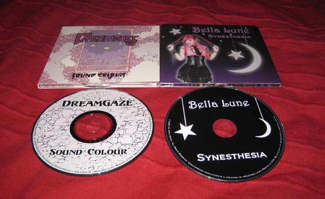 BElla Lunen ja Dreamgazen albumit rinnakkain niin, että niiden kotelot yläosassa ja CD-levyt alaosassa punaista kangasta vasten.