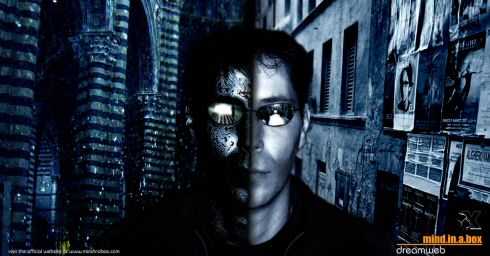 Mind.in.a.box-bändin "Dreamweb"-promokuva, jossa kyborgimainen olento tuijottaa peililasit silmillä.