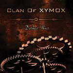 "Darkest Hour" -albumin etukannessa ruskeasävyinen rypäs huolellisesti valmistetuista rattaista, joita eri kokoisia ja eri hammastuksilla. Kuvan yläosassa Clan Of Xymoxin logo ja sen alla lukee "Darkest Hour".