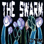 "The Swarm" -levyn etukannessa musta pohjaväri ja sen päällä läjä omituisia suurisilmäisiä hahmoja, jotka muistuttavat ihmisiä. Kuvan yläosassa lukee vakoisella The Swarm ja oikeassa alakulmassa DYM mustalla.