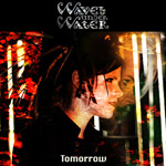 Valokuva mustiin pukeutuneesta goottinaisesta, jonka sivuprofiili kuvattu katsomaan oikealle. Kuvan yläosassa Waves uner Waterin logo valkoisella mustaa vasten ja samaan tyyliin alaosassa singlen nimi.