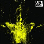 Musta taustaväri ja sen päällä myrkynvihreä läjä jonkinlaisia muotoja, jotka saattavat muodostaa ihmisen rintakehän.