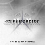 "Insomniac"-albumin etukannessa vaaleanharmaa, metallinen pohjaväri ja sen keskellä mustalla värillä sana Chainreactor ja kuvan alaosassa harmaalla värillä levyn nimi.