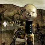 "Egotrap"-albumin etukannessa valokuva jonkinlaisesta ruhjotusta nuken päästä, jonka taustalla näkyy ruskeita muotoja ja hahmoja. Vasemmassa laidassa lukee valkoisella värillä Amnistia ja sen alla albumin nimi.