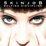 Lähikuva naisen tai miehen kasvoista, joissa kaksi silmää vahvasti meikattuina. Kuvan yläosassa tumma otsatukka, jonka päällä lukee valkoisella Skinjob ja sen alla "Selfish Discipline".